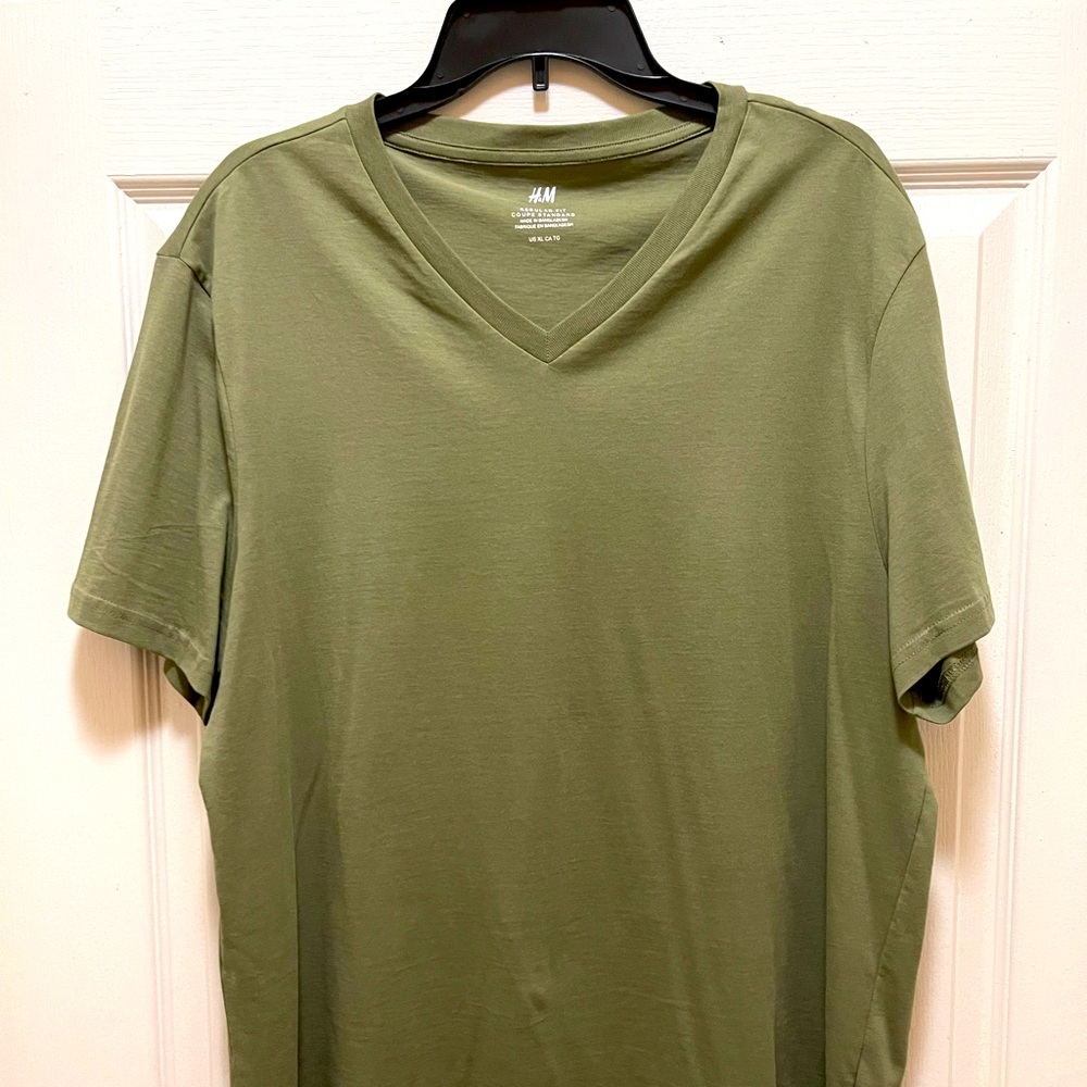 H&M V-Neck Short Sleeve Shirt Size XL